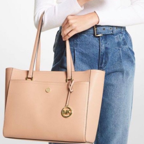 MICHAEL KORS
Maisie Large Pebbled Leather 3-in-1 Tote Bag Buff Multi sig… - Picture 9 of 16